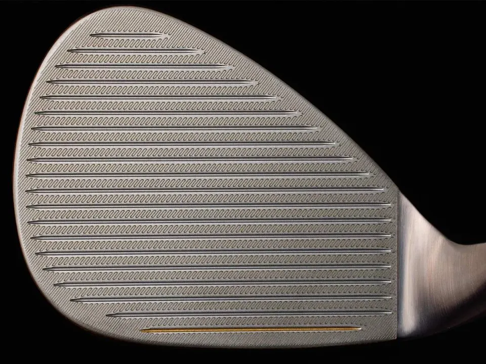 Close-up of the Hi-Toe 5 face with full-face grooves